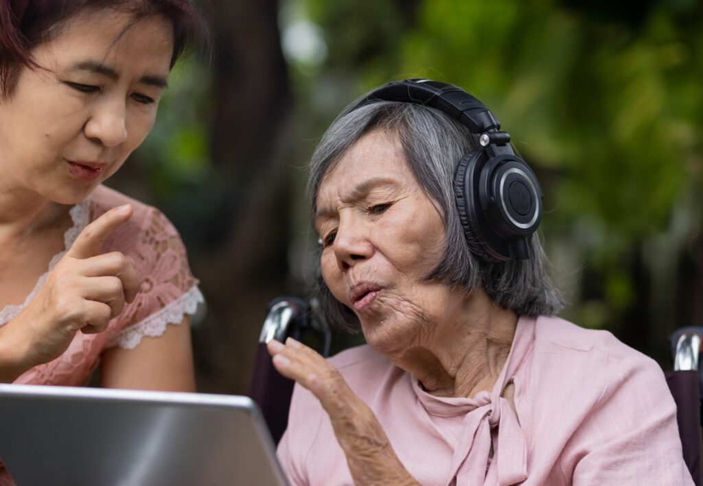 Daughter singing to her mother, using music therapy for dementia